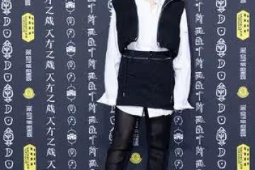 竇靖童近況被目擊！「臉越來越像王菲」網曬對比驚呼：一個模子刻的