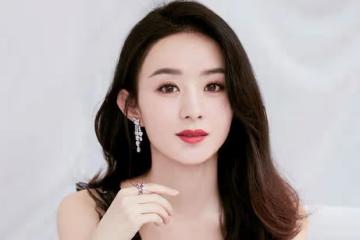 趙麗穎活動險被踩裙擺，表情管理引熱議，網友猜測雷佳音「搗蛋」
