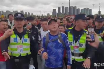 找罵！中國球迷穿日本球衣被國足球迷追罵漢奸，安保扒掉他球衣帶走