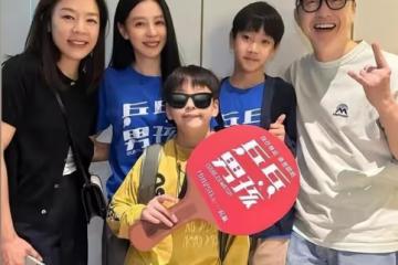 63歲庾澄慶和49歲妻子罕見同框，主播妻子張嘉欣狀態超好