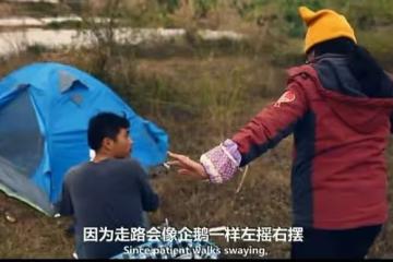 帶著200塊和絕症女友跑了，這對情侶卻被央視點贊、讓董卿落淚！