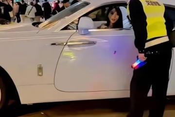 葉珂開500萬豪車!小腹微凸腳步輕盈,黃曉明新片票房慘澹鞠躬道歉