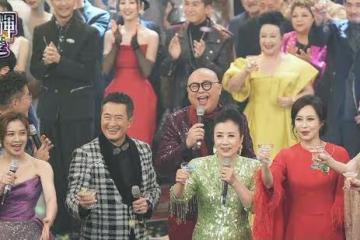TVB台慶盛況空前，小花禮服中門大開太吸睛，樊亦敏紅毯意外摔倒