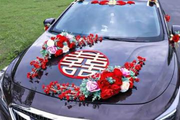 婚車迎上喪葬車狹路相逢「互不讓道」,新娘見狀下車一個舉動驚呆眾人:大事不妙