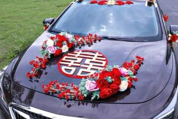 婚車迎上喪葬車狹路相逢「互不讓道」，新娘見狀下車一個舉動驚呆眾人：大事不妙