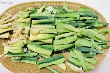「冬天吃一根，腿腳站穩跟」，買20斤一曬一腌，隨吃隨取，超下飯