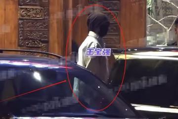 王寶強帶女友和好友聚餐,馮清太會持家,喝剩的酒不忘帶走!