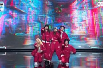 2024MAMA／攝影師撞到TWS！　平均18歲女團「全麥唱跳」超級穩