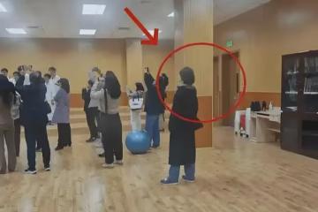 47歲袁泉給女兒開家長會,衣著樸素站角落,14歲夏哈哈上北京重點