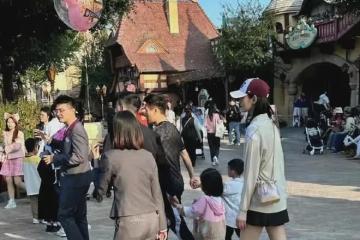 35歲超模奚夢瑤一家4口出遊,3歲女兒「漫畫腿」驚艷!
