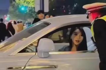 ​黃曉明前腳道歉，葉珂後腳開勞斯萊斯被偶遇，有人開車門狀態佳