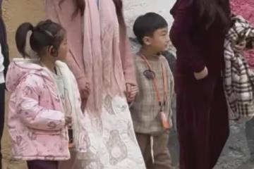 50歲林志玲攜娃回國，粉嫩裝扮似少女，兒子顏值引爆日系潮流！