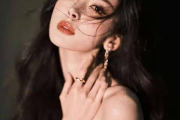 娜扎穿肉色抹胸裙秀香肩太嫵媚！膚白貌美大長腿性感妖艷