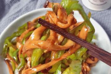 炒辣椒時,別再直接下鍋炒,多做1步,配啥菜炒都好吃,又香又辣