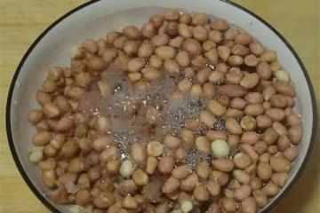 花生里加點麵粉，家家戶戶都做的零食，筷子一攪，做一頓吃30天