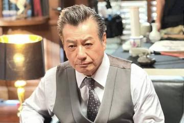 香港知名凍齡男神77歲生日,一家都是高顏值,和兒媳拍貼臉親密照