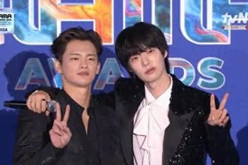 MAMA/徐仁國、安宰賢再合體!「深情對視、搭肩」互動甜翻CP粉