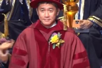 梁朝偉獲榮譽博士，梁媽媽佩戴百萬胸針露面，劉嘉玲現場鼓掌慶賀