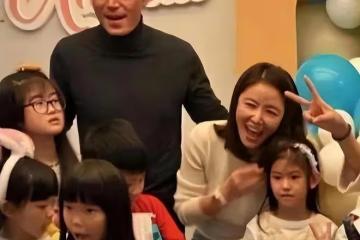 林心如霍建華一起看7歲女兒跳舞，林心如給女兒比心，霍建華鼓掌