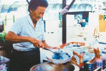 不惜賣掉7棟房!佛心嬤「10元便當50年不漲」欠錢照樣開,拾荒補菜錢「只為讓窮人吃飽」