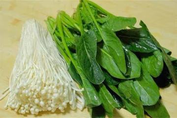 菠菜這樣做太好吃了,加一把金針菇,不炒也不燉,開胃下飯解油膩