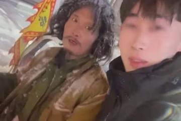 網紅夫妻直播時被砸死!當天參加完白事活動,留下2個年幼的孩子