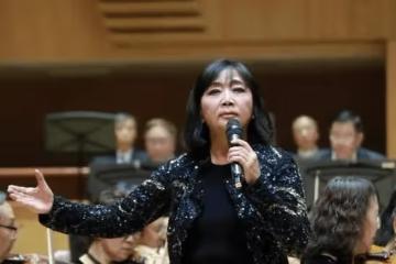 她是著名歌唱家，曾暗戀周潤發，結婚後慘遭家暴，如今過得怎樣？