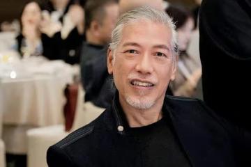 香港知名男星張耀揚頭髮全白,肌肉發達越老越帥,獲封中老天花板