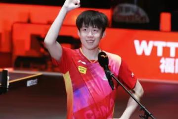 霸氣！王楚欽總決賽3連冠比3手勢：2024有好有壞 慶幸最後依然能比3
