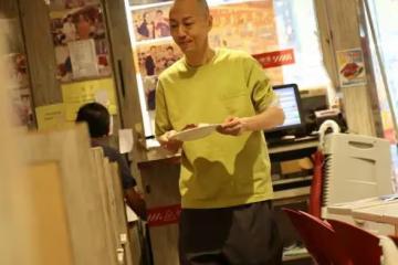 52歲戴耀明落魄到餐廳打工,要洗碗洗廁所干10多個小時,月薪曝光