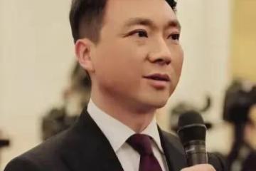 堅持丁克半輩子的康輝，卻在四十多歲時，因為母親一個電話後悔了