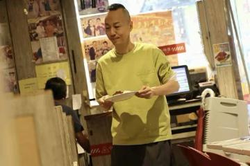TVB「金牌綠葉」戴耀明無劇可拍,到餐廳洗廁所倒垃圾,月入過萬維持生計