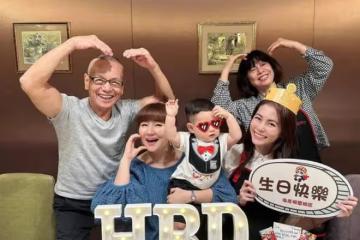Selina兒子近照曝光，一歲小腰果比心賣萌，白白胖胖和媽媽長超像