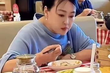 乳癌恢復期的李菁菁帶女兒吃燒賣，暴瘦心事重重，娃卻只顧刷手機