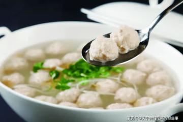 生汆丸子怎麼做才不散?牢記3個竅門,丸子Q彈香嫩,飽滿多汁