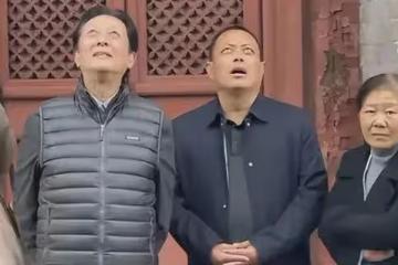 72歲唐國強近照，嘴巴緊閉臉部發黑，老到認不出，走路小心翼翼！