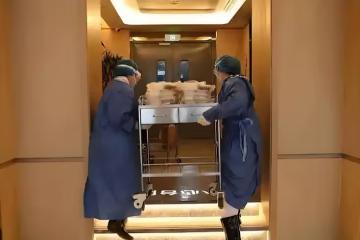 老人去世，鄰居不讓用電梯運遺體，老人兒子做法太解氣了