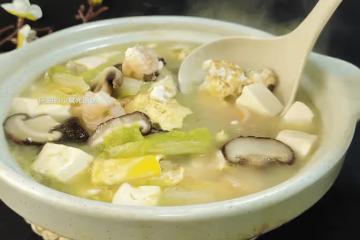 入冬不吃肉也要喝此湯,賽過雞湯魚湯!隨時都能煮一碗,食材豐富、鮮潤又暖人,一碗下肚太舒服