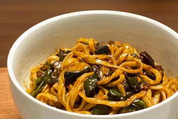 吃了不後悔：青椒皮蛋拌面！