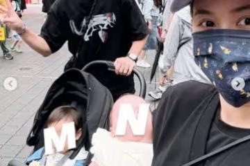 Sandy產後2個月「一家四口罕見同框」！現身信義區…看聖誕樹全被拍