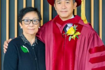 梁朝偉博士畢業全家當場祝賀，83歲媽媽戴百萬胸針好優雅！