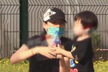 章子怡在公園裡遛娃被拍,哄兒子喝水有耐心,穿運動裝雙腿細長