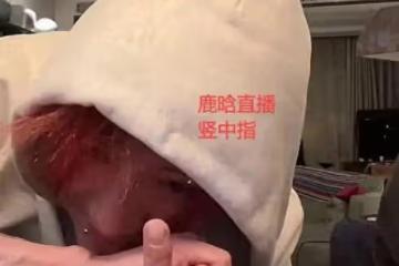鹿晗凌晨直播舉止反常,豎中指罵髒話太頹廢,被質疑和關曉彤分手