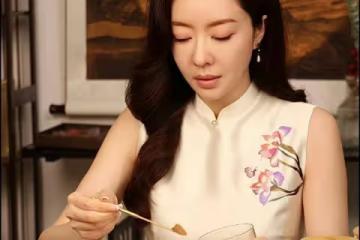 知名港星曬近況!為女兒表演親自化妝,小傢伙被贊五官越來越精緻