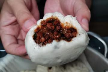 一口吃到很多肉的醬肉包