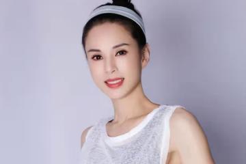 母女隔空互動！55歲李若彤直播間連線母親，被指繼承對方美貌