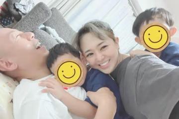 開心疊羅漢,蒼老師躺在光頭老公胸膛很開心,一家人其樂融融