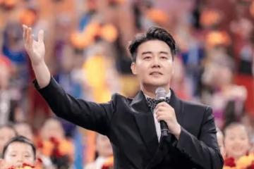 曾被譽為「男高音教父」:40歲成名,與初戀結婚29年,如今女兒成他驕傲