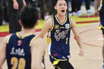 大爹！徐傑談絕殺：杜導把球交給我叫我大膽去干！杜鋒微笑鼓掌+摸頭