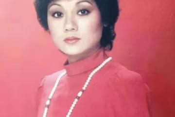 憑一首歌買16套房,二婚做4次試管無果,76歲她再唱經典,感動10億人